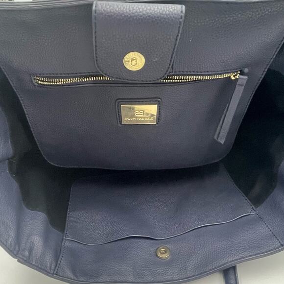 B-low-the-Belt Mila pebbled leather large bucket tote bag navy blue - Picture 4 of 11